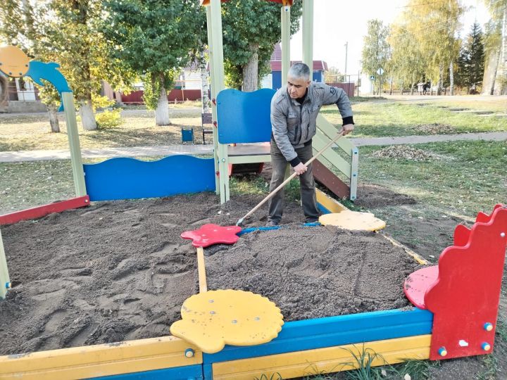 Заинцы благоустраивают город в рамках санитарного месячника