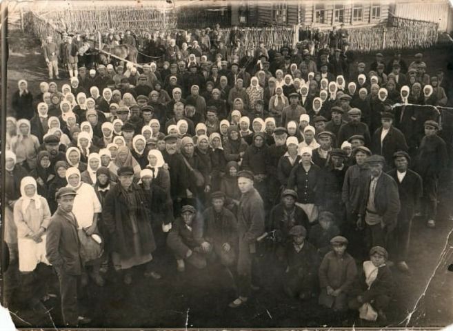 У кого шапка, тот и главный, у того и власть