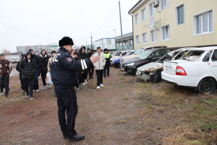 Начальник отделения Госавтоинспекции по Заинскому району показал студентам разбитые автомобили