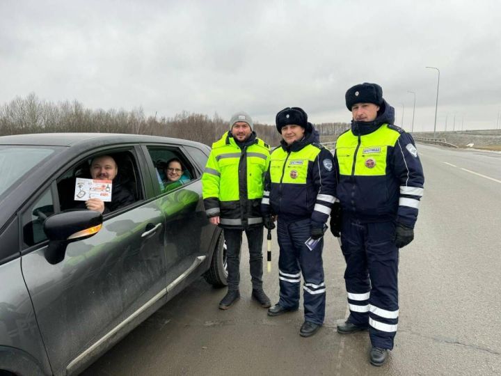 На трассе М7 сотрудники Госавтоинспекции напомнили водителям о правилах дорожного движения