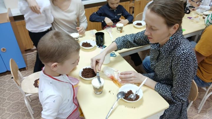 В Заинске дошколята вместе с мамами научились готовить вкусные десерты