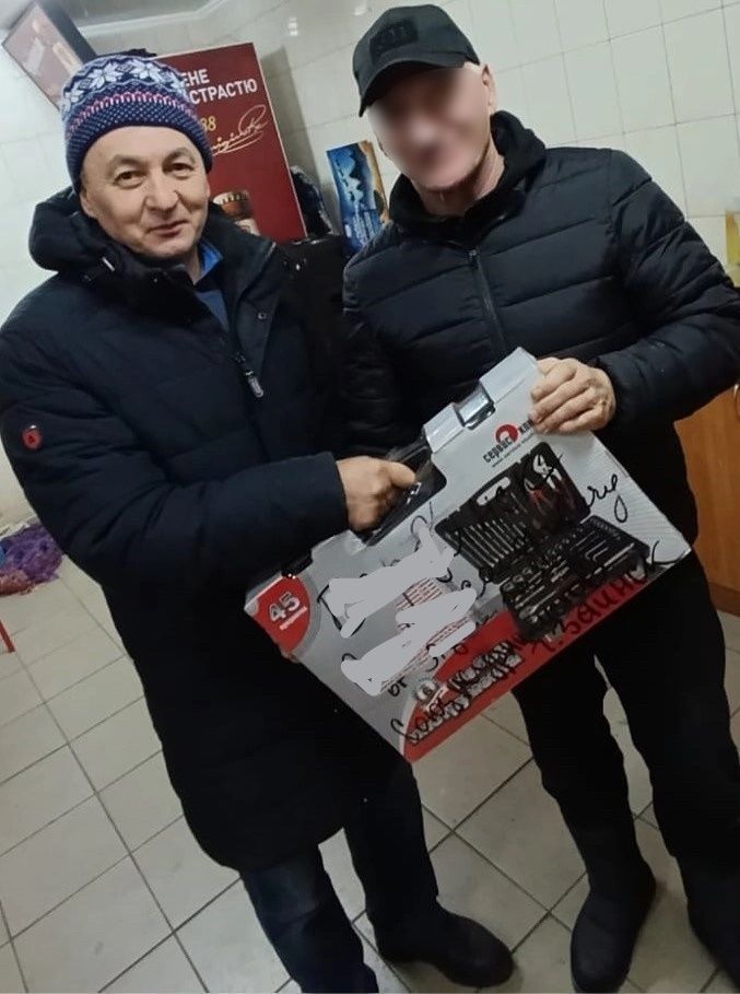 Заинские журналисты передали подарок военнослужащему