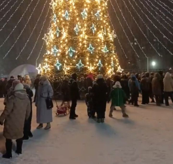 Жители Заинска танцуют рядом с Главной Елкой