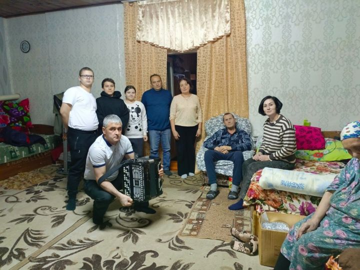 Мөмкинлеге чикле авылдашларының хәлен белделәр
