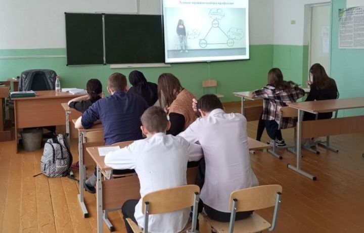 В сельских школах Заинского района возобновились профориентационные встречи