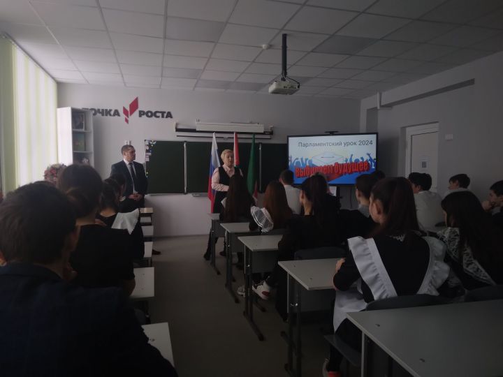 Зәй яшьләре мәктәптә парламент сәгате уздыруда катнаштылар