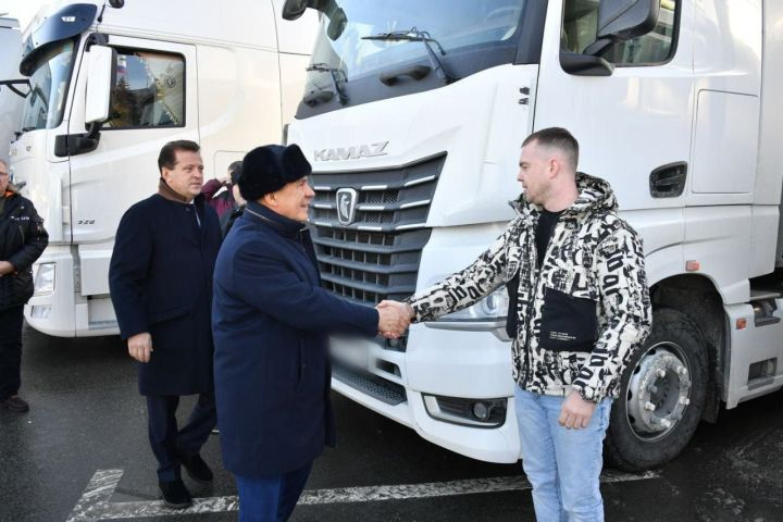 Раис Татарстана принял участие в отправке гуманитарного груза в Лисичанск и Рубежное