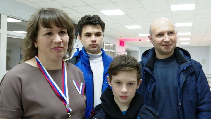 Семья Ахметзяновых пришла на выборы в полном составе