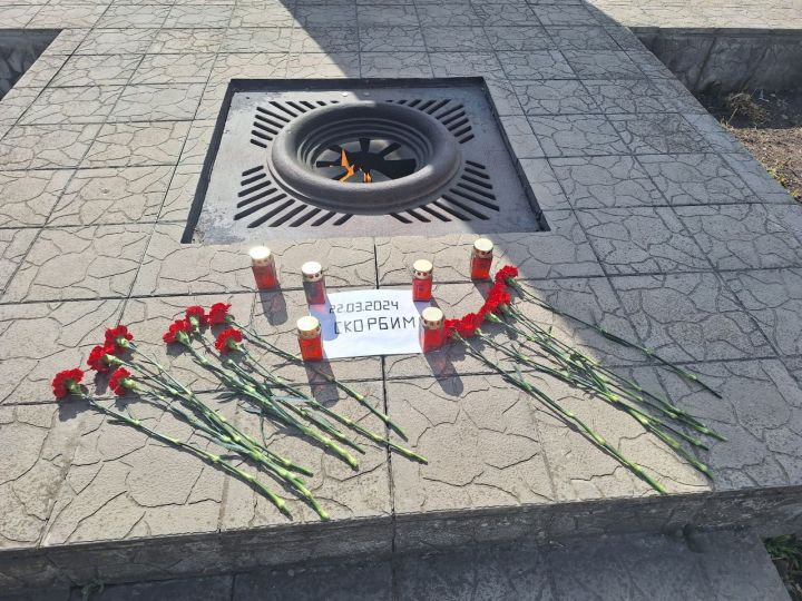 Волонтеры «Молодой Гвардии» РТ создали стихийный мемориал в Лисичанске в память погибших при теракте в Подмосковье