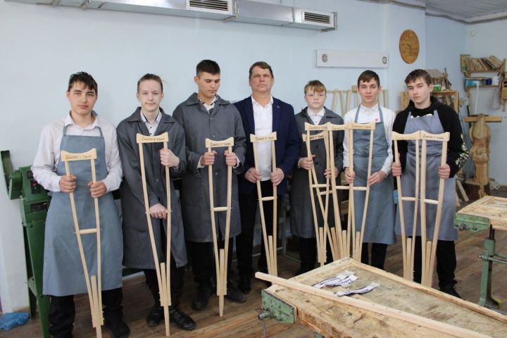 Зәйнең 9нчы мәктәп укучылары госпитальләргә җибәрү өчен пижамалар тегәләр, култык таяклары ясыйлар