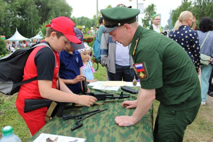 На Сабантуе в Заинске работал мобильный пункт отбора на военную службу по контракту