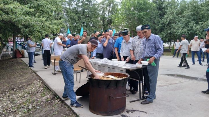 Зәйнең үзәк мәчетендә гает намазыннан соң пылау белән сыйладылар