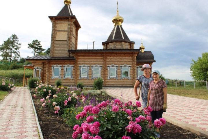 Жители Савалеево украшают цветами территорию сельского храма