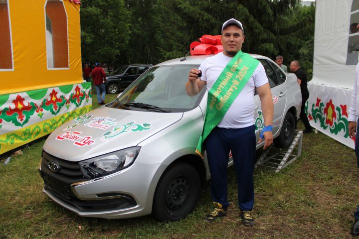 В Заинске абсолютный батыр Сабантуя в упорной борьбе выиграл автомобиль