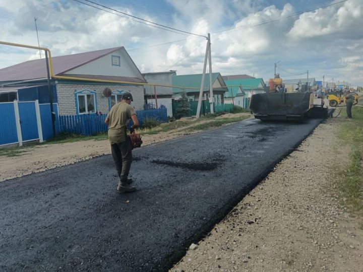 В Заинском селе Аксарино проложили асфальт