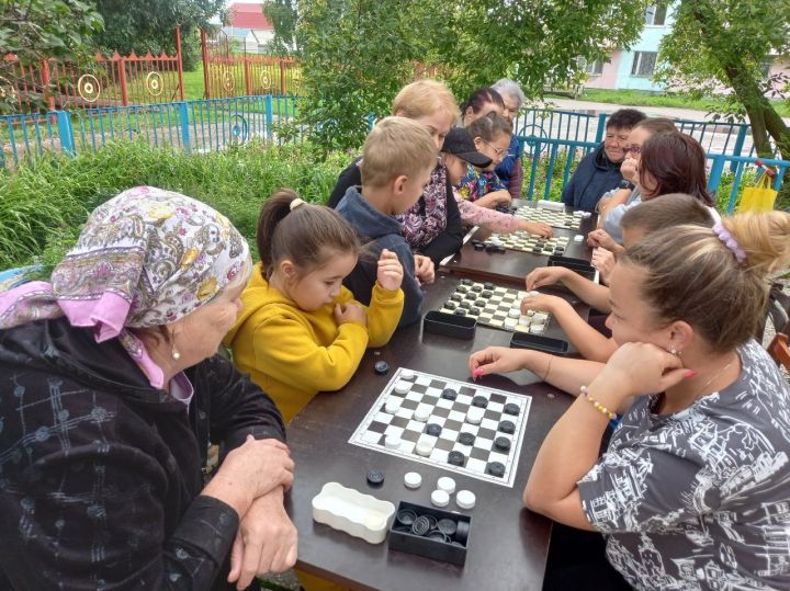 В заинском селе бабушки и дети сыграли в шашки