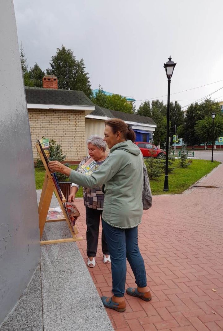 Библиотекари организовали для прохожих просмотр и обзор журналов