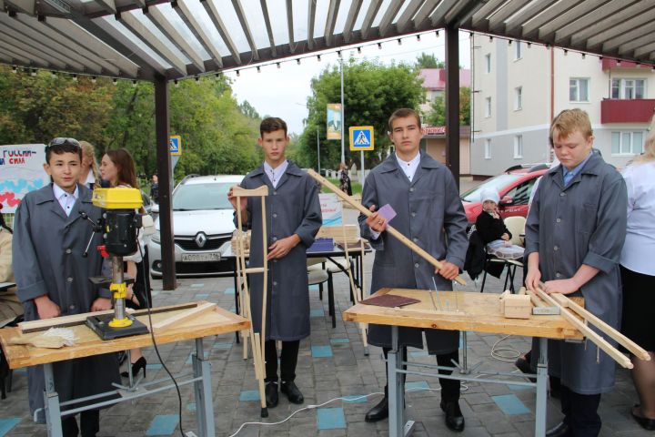 В Заинске в рамках большого педсовета дети поделились своими эксклюзивными проектами