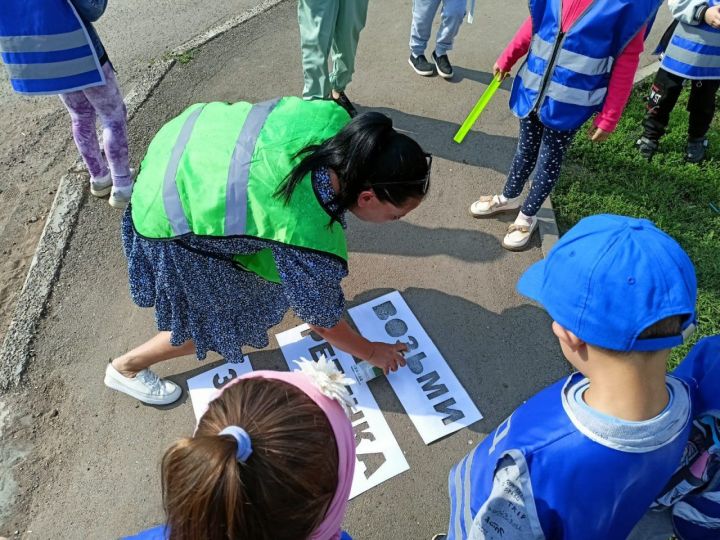 Заинские сотрудники Госавтоинспекции приняли участие в акции «Возьми ребенка за руку!»