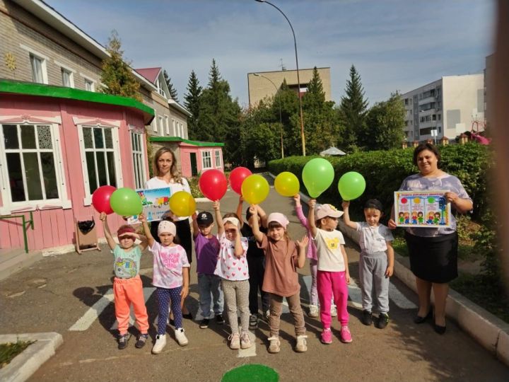 В Заинске сотрудник Госавтоинспекции показал дошколятам, как переходить дорогу