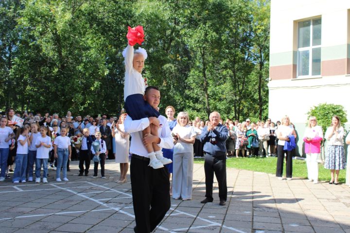 В Заинске прошли торжественные линейки, посвященные Дню знаний