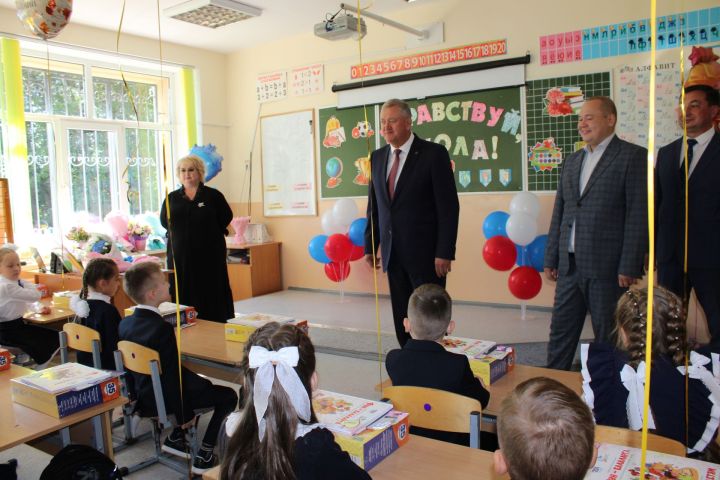Зәйдә иң күп укучыга белем бирүче мәктәптә тантаналы линейка кунаклар катнашында узды