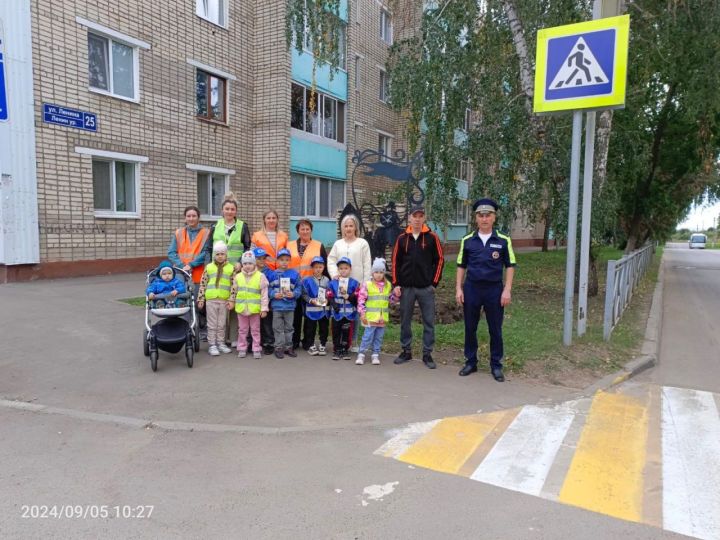 «Возьми ребенка за руку!» — такой надписью дети предупредили пешеходов в Заинске