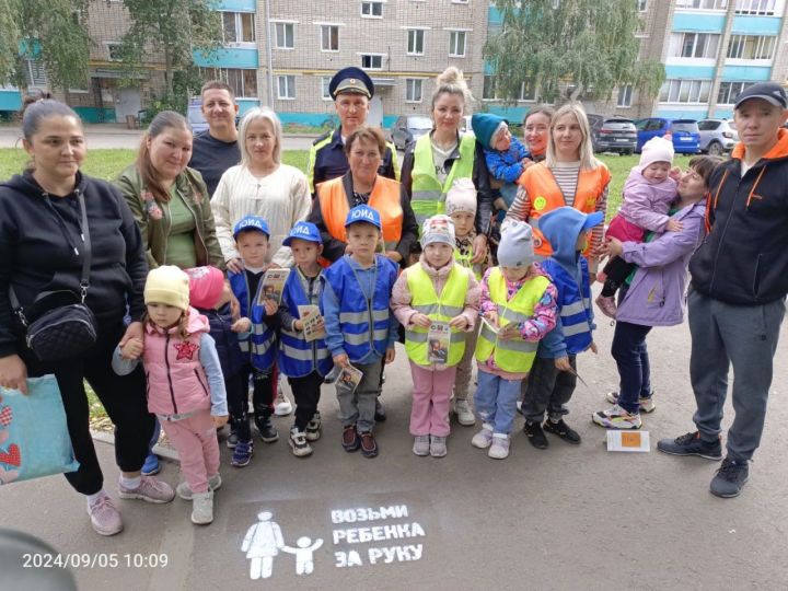 «Возьми ребенка за руку!» — такой надписью дети предупредили пешеходов в Заинске