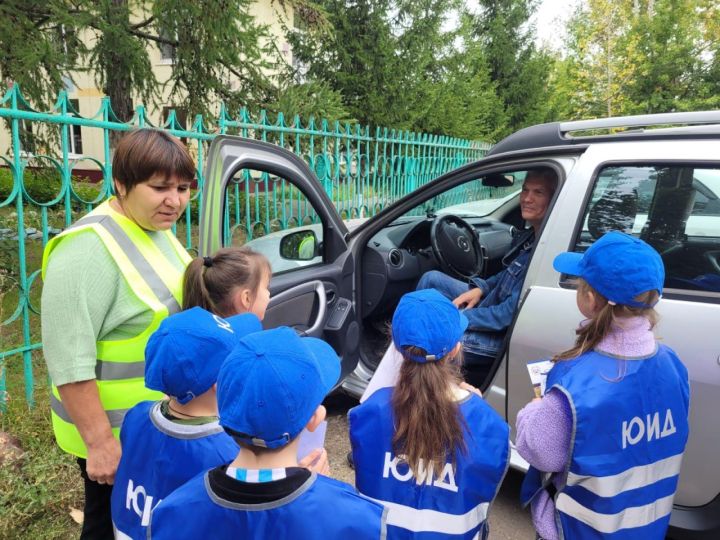 «Внимание – дети!»: в заинских детских садах дошколята призывают взрослых к внимательности