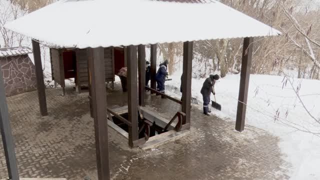 Удобный спуск к купели и возможность набрать святую воду