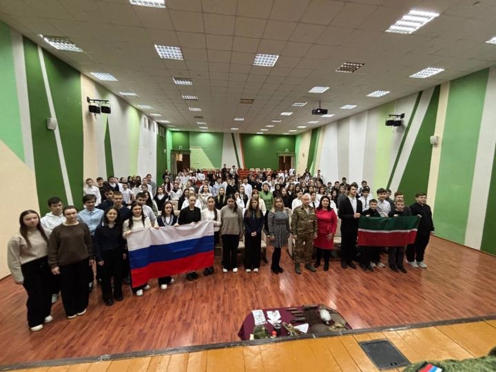 Зәйнең 7нче мәктәбендә махсус хәрби операциядә катнашкан егет белән очрашу узды