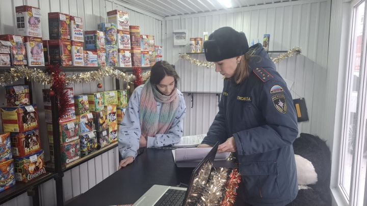 В Заинске проверили места реализации пиротехники