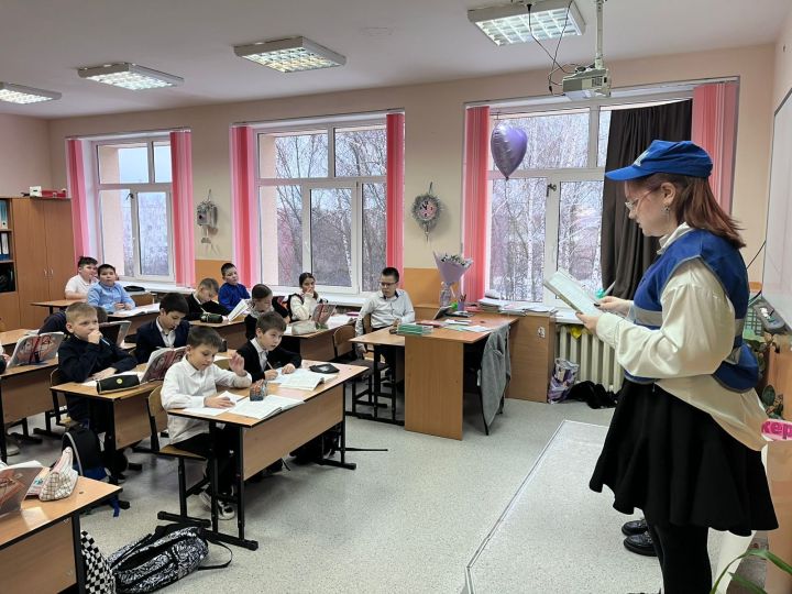 В Заинской школе детям напомнили о безопасности на улице