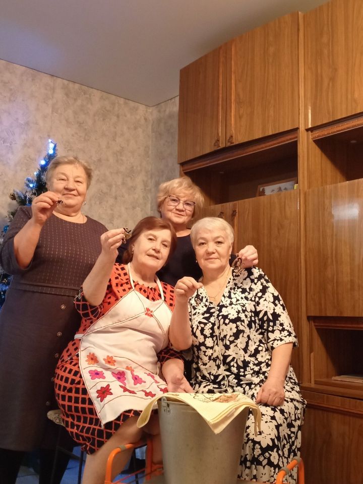 “Зәй офыклары”ның актив хәбәрчесе “Йөзек салу” йоласын яшьләргә дә өйрәтә