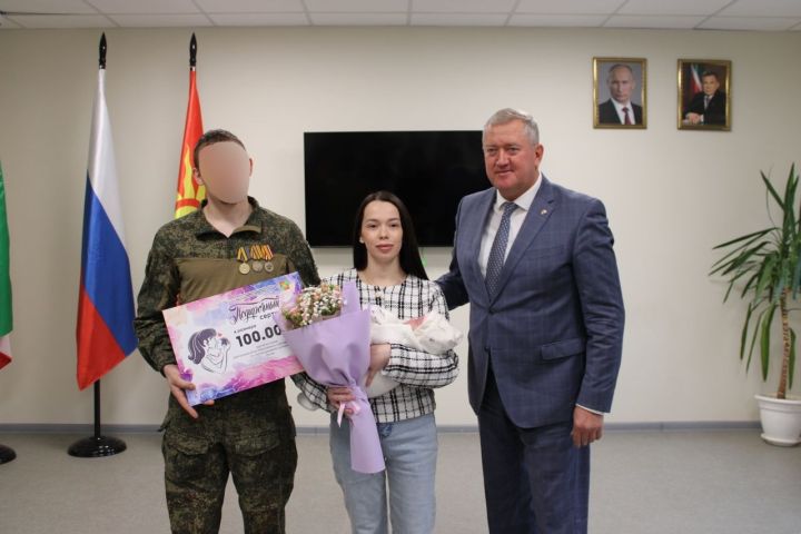 Зур сөенеч – хәрби егетләрнең кызлары туды