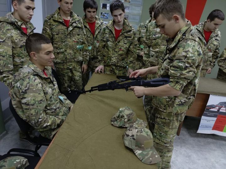 Заинские старшеклассники проходят курсы начальной военной подготовки в Нижнекамске