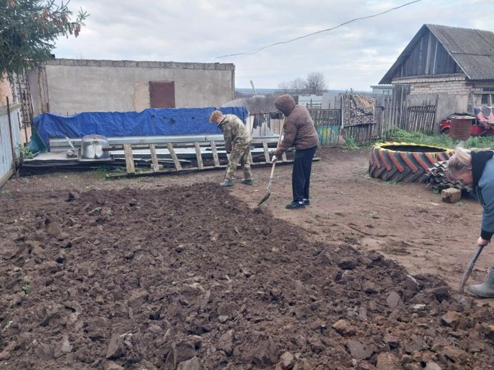 Зәйдә яшь волонтерлар махсус хәрби операциядә катнашучылар гаиләсенә ярдәм итә