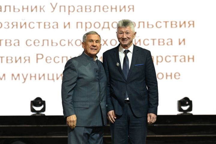 Фәргать Камалиевка  Россия Федерациясенең атказанган авыл хуҗалыгы хезмәткәре исеме тапшырылды