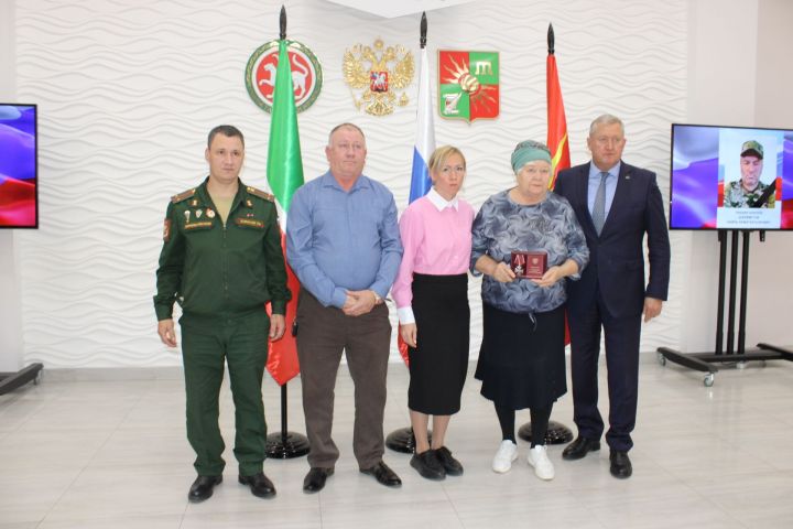 Зәйдә махсус хәрби операциядә һәлак булган геройларның гаиләләренә дәүләт бүләкләре тапшырылды