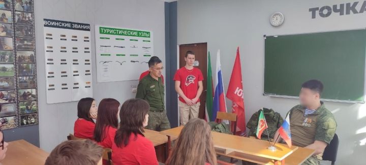 Сәвәләй  мәктәбендә хәрби егет белән очрашу узды