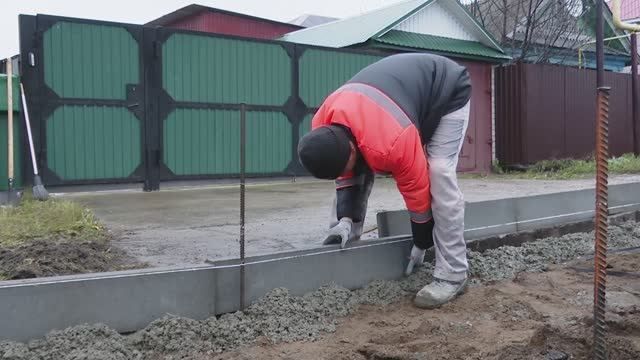 На улице Комсомольской города Заинска обновляют тротуар