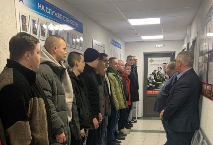 В Заинске проводили последнюю группу осенних призывников