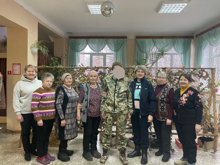 Якты Күлдә маскировка челтәрләре үрүчеләр янында хәрби егет булды