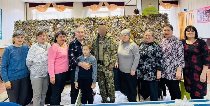 Хәрби егет Сарсаз-Багражда маскировка челтәрләре үрүчеләр янында булды