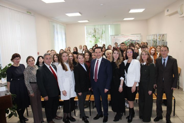 Зәйдә укучыларга медицина өлкәсе һөнәрләрен сайлауга төпле юнәлеш бирелә