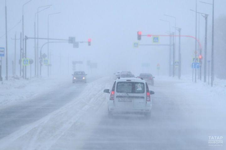 Госавтоинспекция призывает водителей и пешеходов соблюдать осторожность из-за непогоды