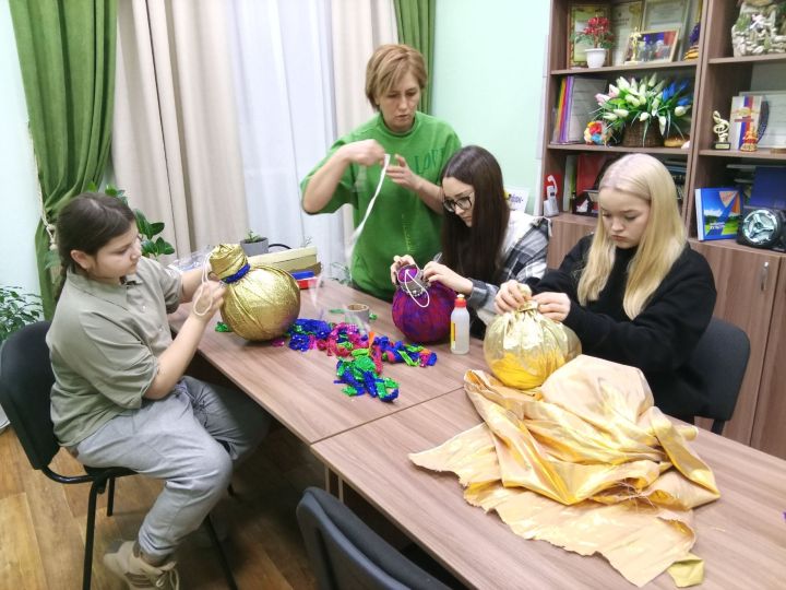 Аксар мәдәният йортында үзенчәлекле чыршы уенчыклары ясадылар