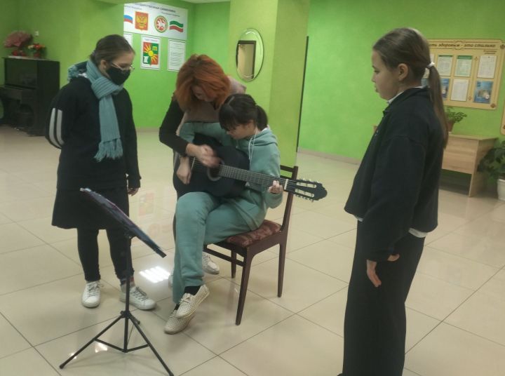 Мирный бистәсе мәдәният йортында гитарада уйнау буенча мастер-класс оештырылды