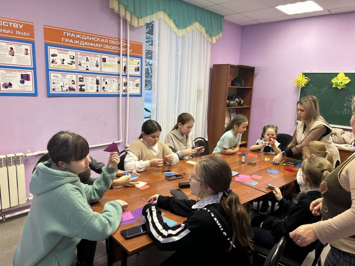 Мастер-класс “Праздник к нам приходит”: юные мастера создали ёлочные игрушки