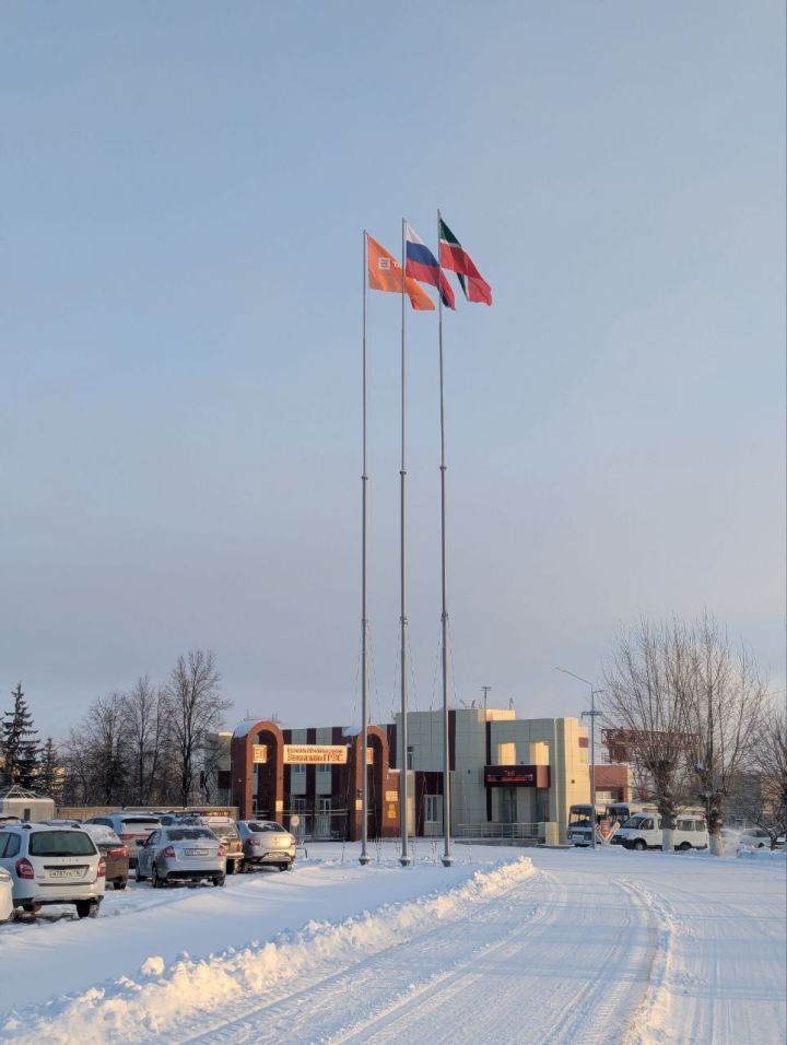 Зәй ГРЭСы алдына флагштоклар куелды